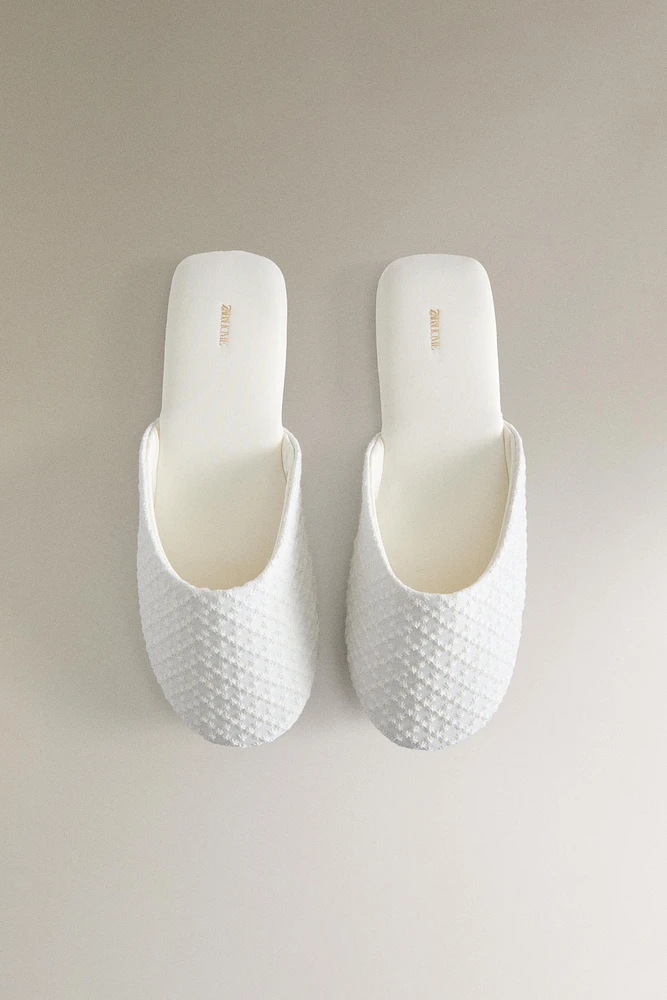 CHAUSSONS TISSU PLUMETIS DÉTAIL SATIN