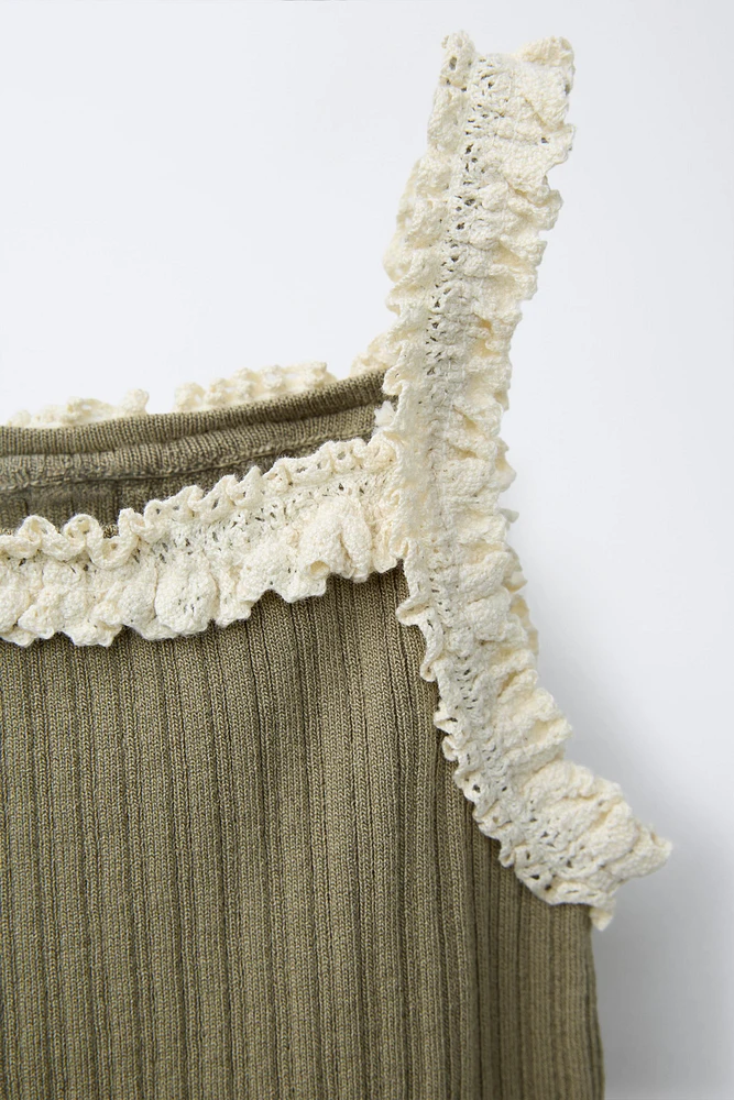 T-SHIRT EN MAILLE À BRETELLES ET DENTELLE