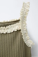 T-SHIRT EN MAILLE À BRETELLES ET DENTELLE
