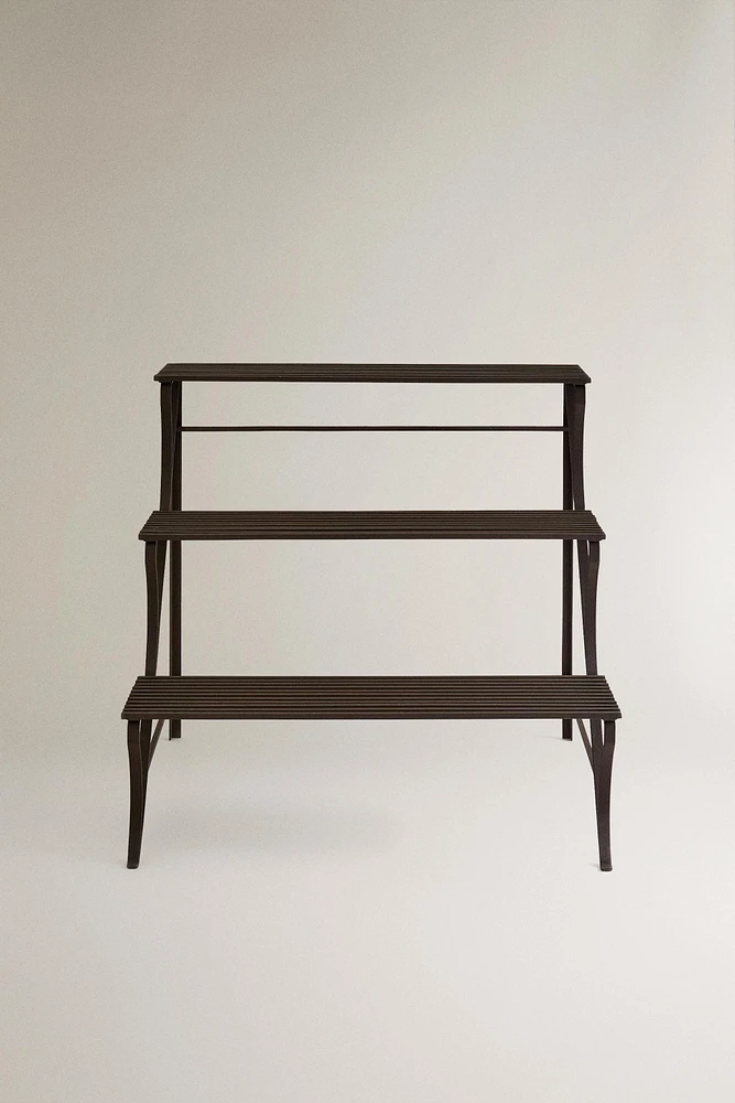STORAGE UNIT WITH SHELVES