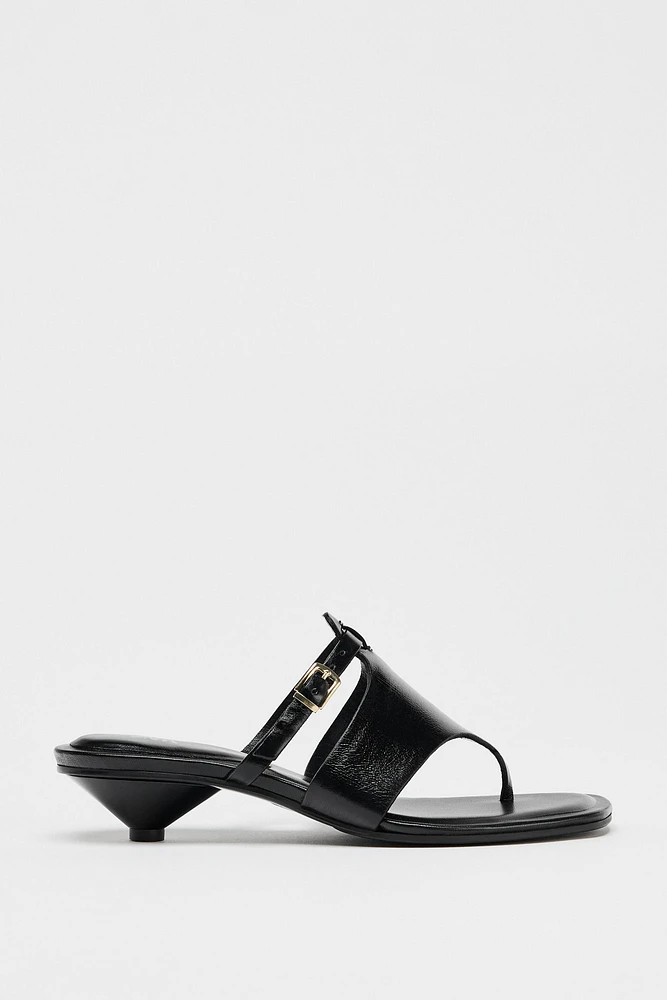 LOW-HEELED LEATHER BUCKLE SANDALS