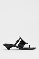 LOW-HEELED LEATHER BUCKLE SANDALS