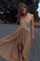 ROBE ASYMÉTRIQUE À VOLANTS ET DENTELLE