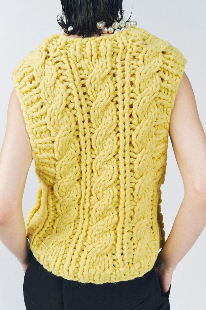 CHUNKY KNIT VEST