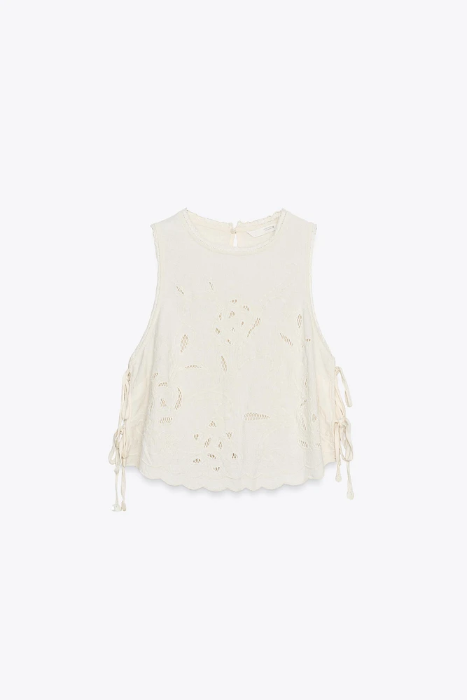 TOP BRODÉ AVEC LACETS