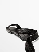 Sandales en cuir souple nouées