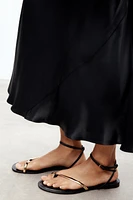 FLAT SANDALS WITH DETAIL
