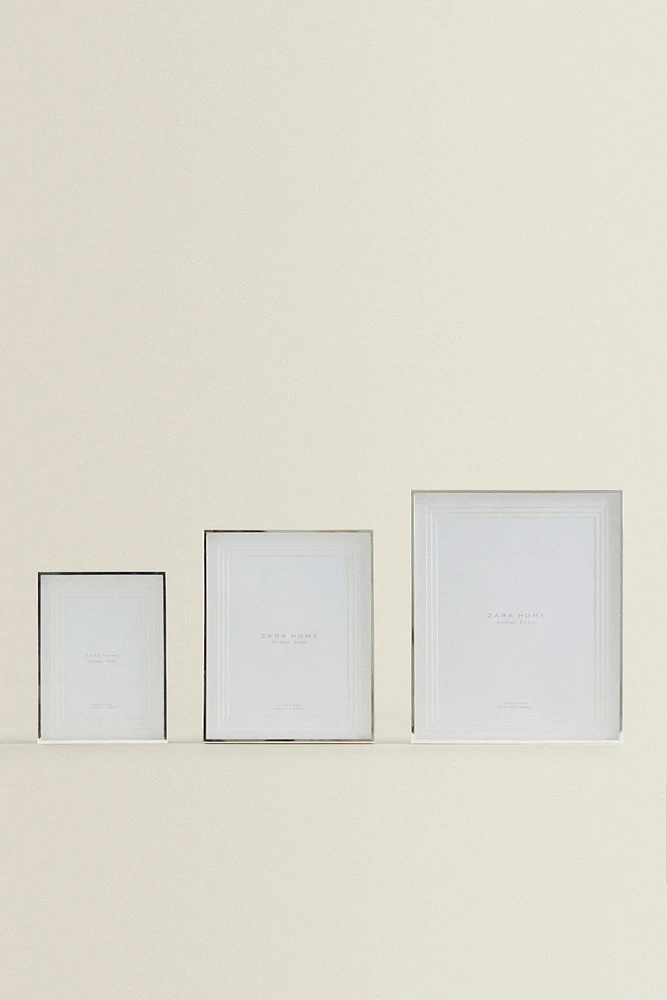 METAL PICTURE FRAME WITH A TIERED PASSE-PARTOUT