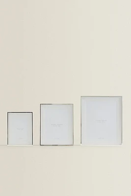 METAL PICTURE FRAME WITH A TIERED PASSE-PARTOUT