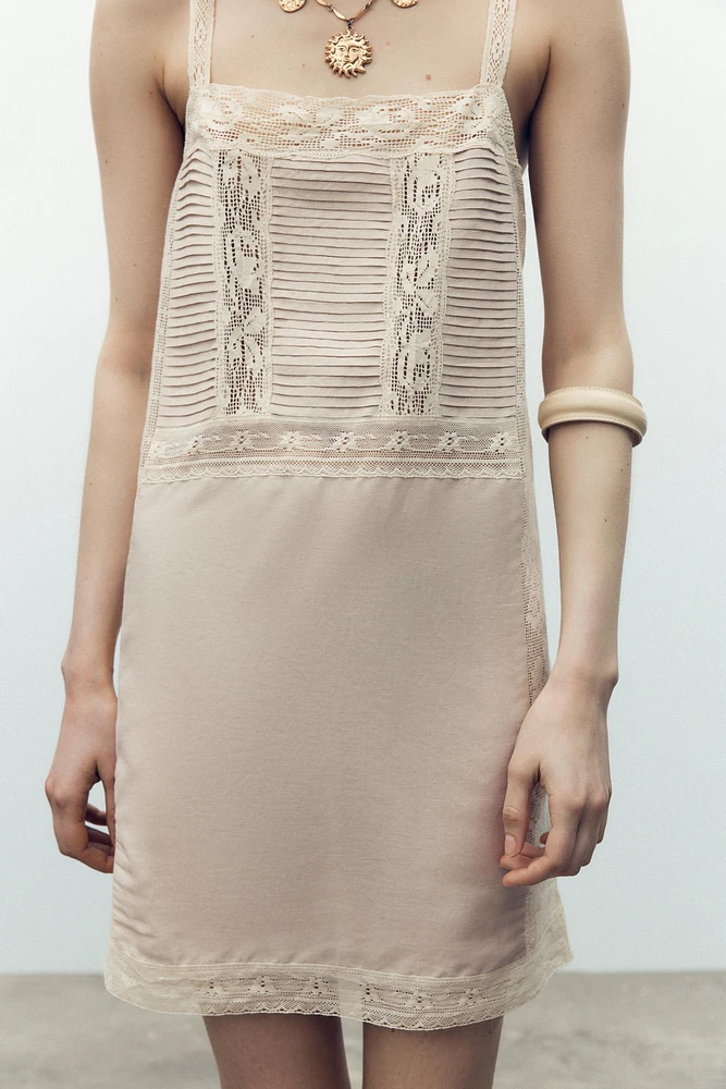 ROBE À BRETELLES PLISSÉE EN DENTELLE