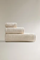 BATH TOWEL WITH SCALLOPED TOPSTITCHING