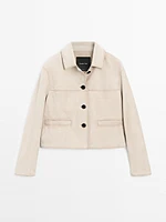 Veste courte à surpiqûres en cuir finition daim