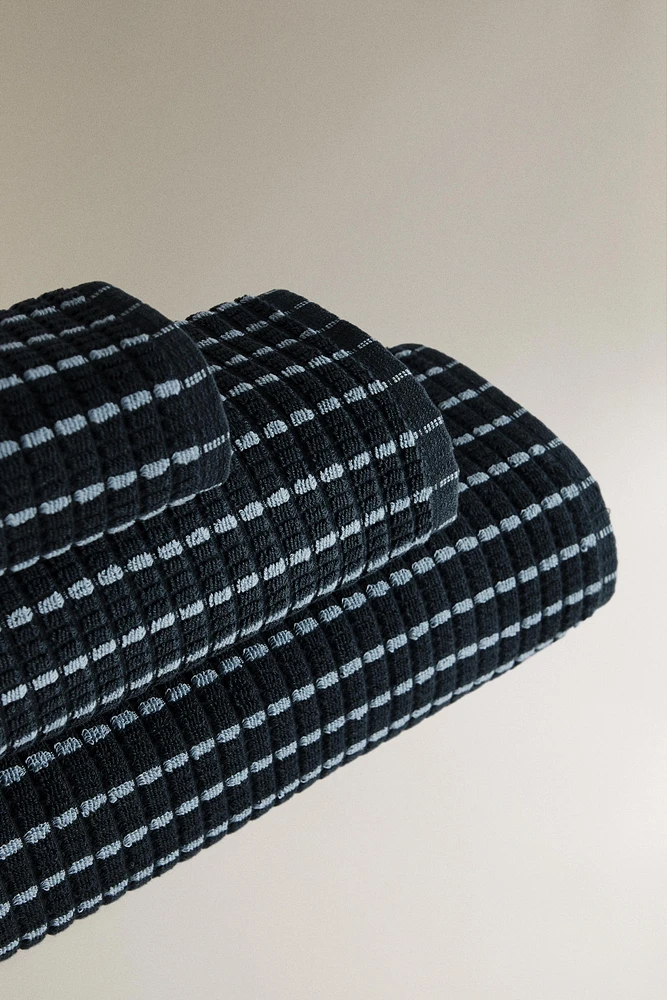 TEXTURED BATH TOWEL