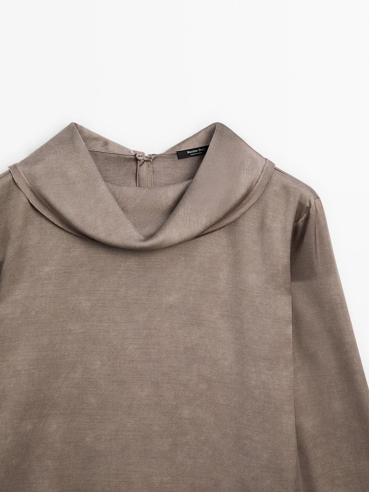 Flowing shirt with draped collar