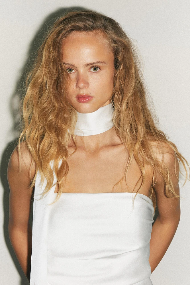 TOP SATINÉ DRAPÉ AVEC FOULARD