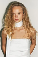 TOP SATINÉ DRAPÉ AVEC FOULARD