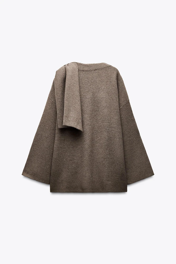 MANTEAU COURT EN MAILLE AVEC ÉCHARPE