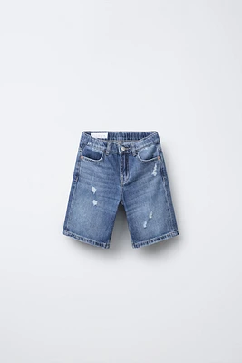 BERMUDA EN DENIM INSCRIPTION IMPRIMÉE