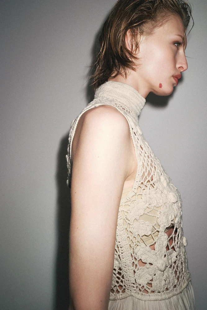 ROBE EN MATIÈRES VARIÉES BRODERIES FLEURS