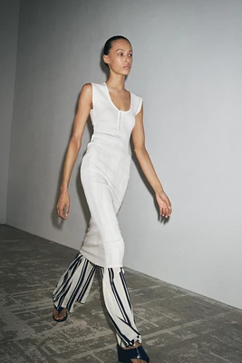 ROBE MI-LONGUE CÔTELÉE À BOUTONS