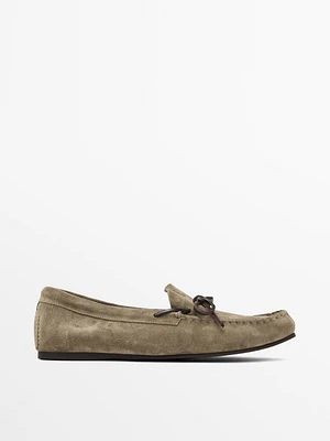 Split suede loafers with bow