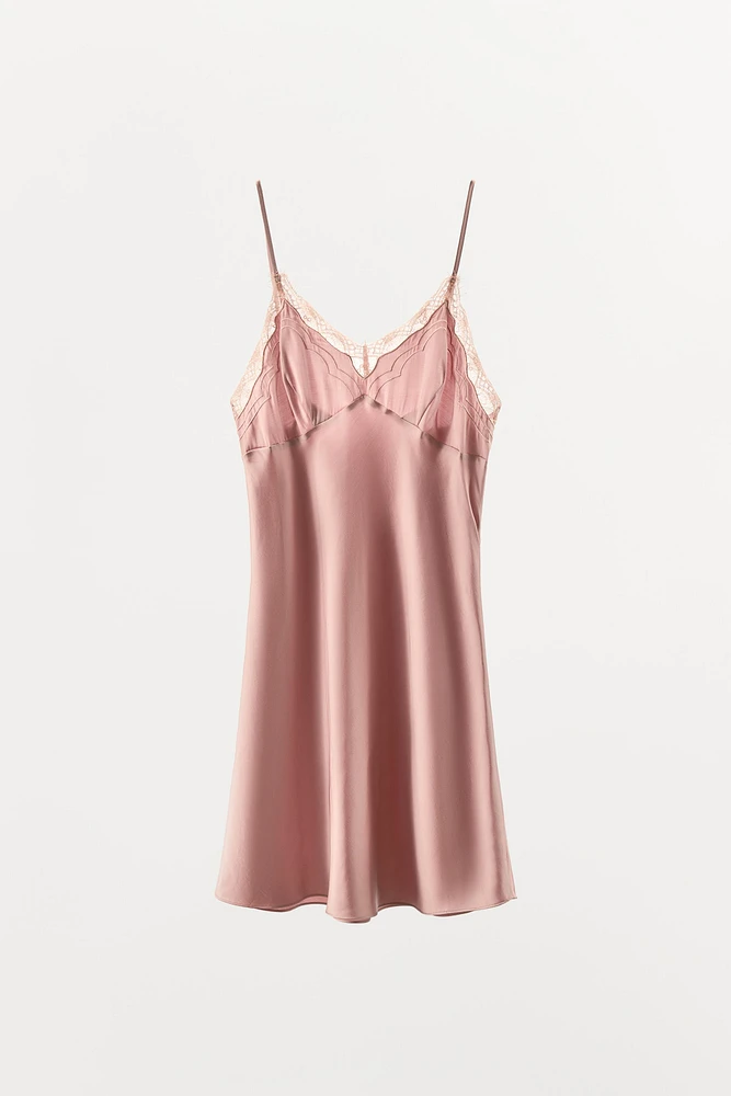 ROBE SATINÉE AVEC VISCOSE ET DENTELLE
