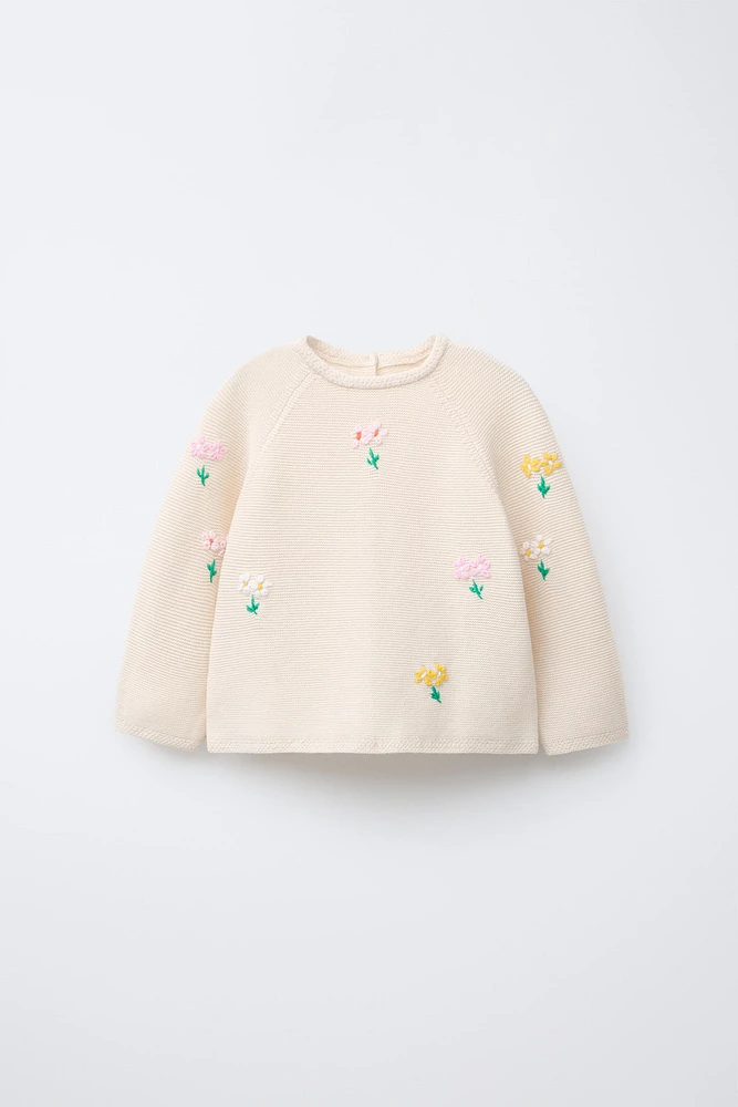PULL EN MAILLE À MAILLES LINKS ET FLEURS BRODÉES