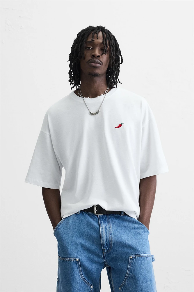 T-SHIRT IMPRIMÉ EN MATIÈRES VARIÉES