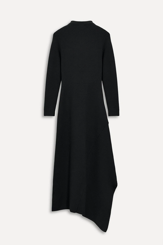 ROBE ASYMÉTRIQUE CONTENANT DE LA LAINE 50E ANNIVERSAIRE