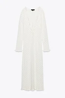 ROBE LONGUE EN MAILLE POINTELLE À VOLANTS