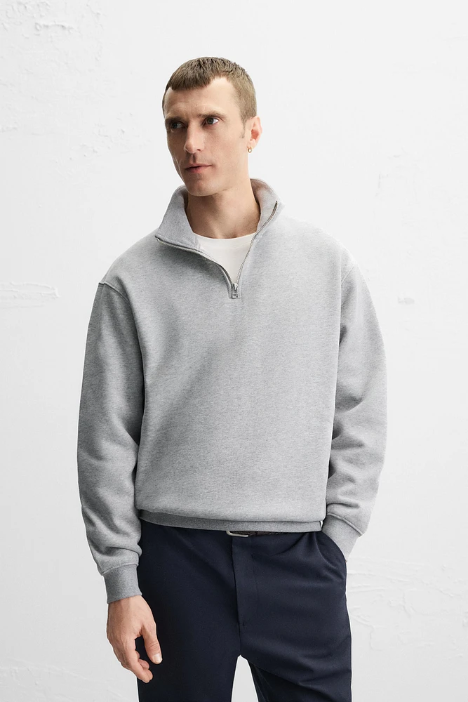 BASIC QUARTER ZIP SWEATSHIRT
