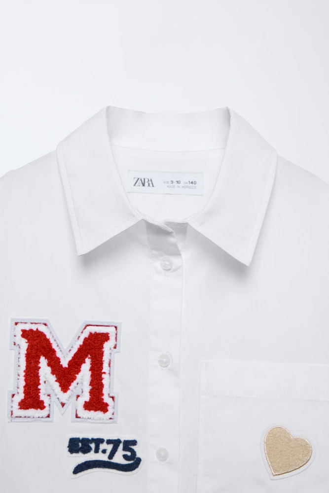 CHEMISE EN POPELINE AVEC PIÈCES VARSITY