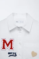 CHEMISE EN POPELINE AVEC PIÈCES VARSITY