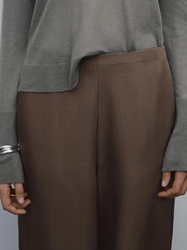 Flowing trousers with a satin finish