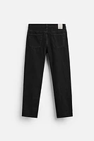 Regular fit jeans. Five pockets. Washed effect. Front button closure.