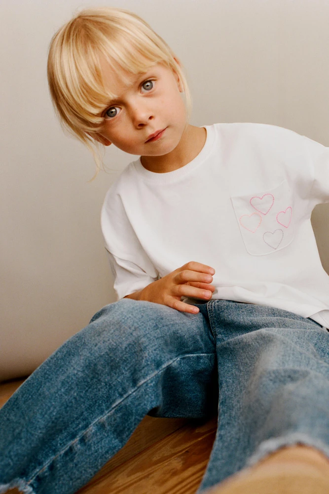 T-SHIRT À POCHE BRODÉE