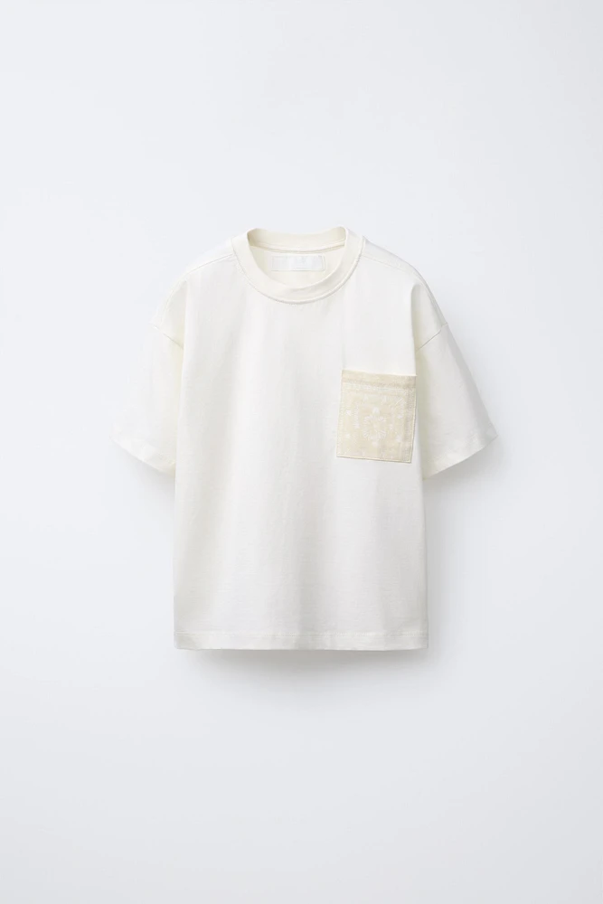 T-SHIRT À POCHE IMPRIMÉE
