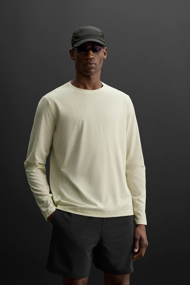 T-SHIRT PERFORÉ À MANCHES LONGUES