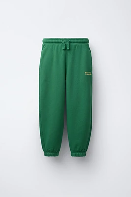 PANTALON JOGGER MOLLETON INSCRIPTION RELIEF