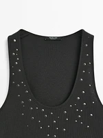 Top à encolure américaine et clous
