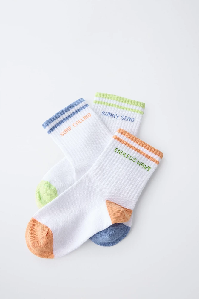 LOT DE TROIS PAIRES CHAUSSETTES RAYURES ET INSCRIPTION