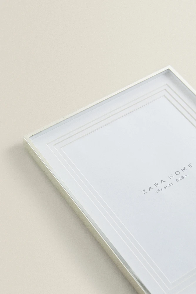 METAL PICTURE FRAME WITH A TIERED PASSE-PARTOUT