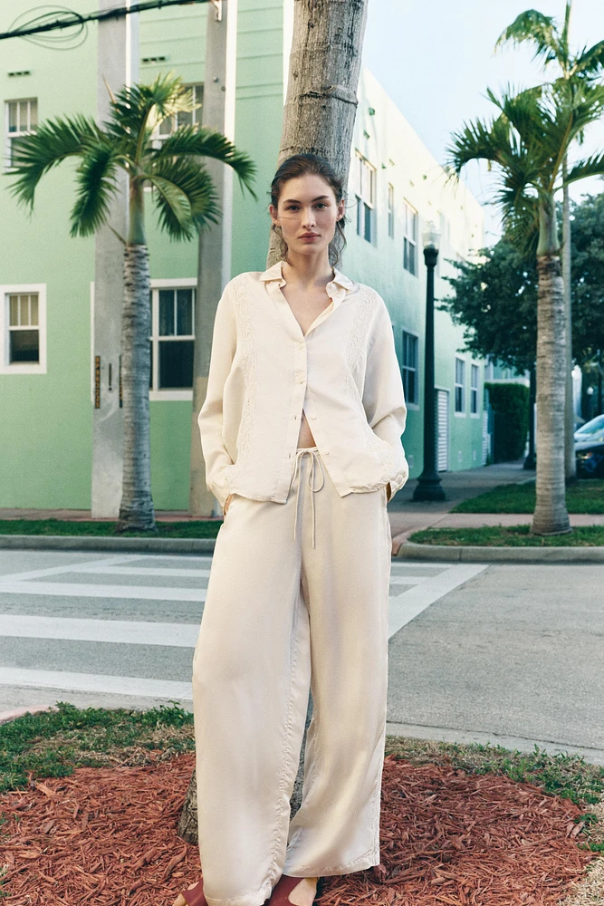 BLOUSE SATINÉE AVEC DENTELLE