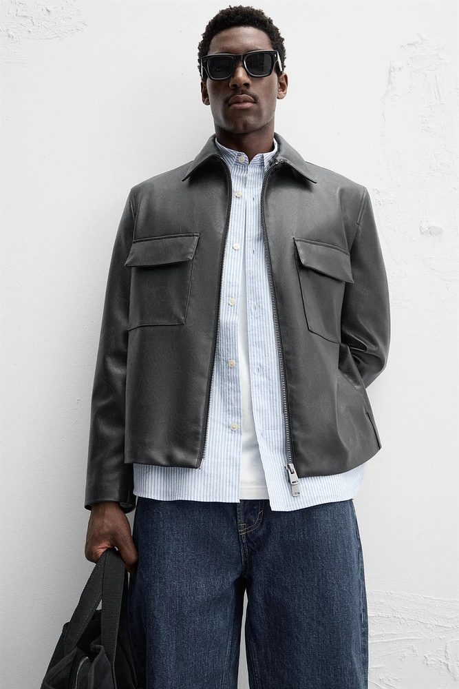 BLOUSON EN CUIR SYNTHÉTIQUE À POCHES