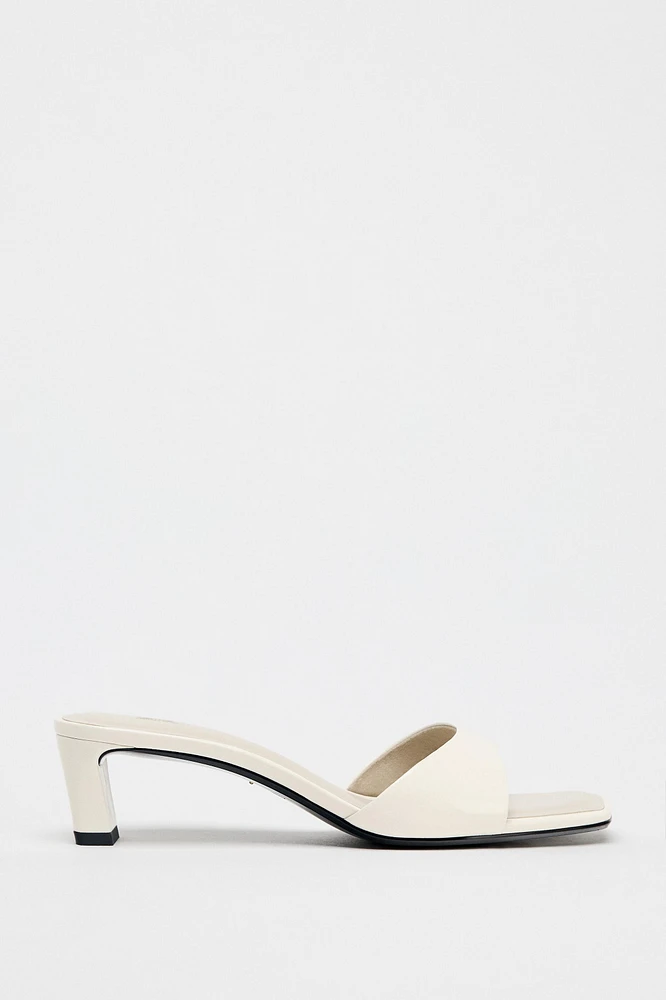 LOW HEELED LEATHER SANDALS