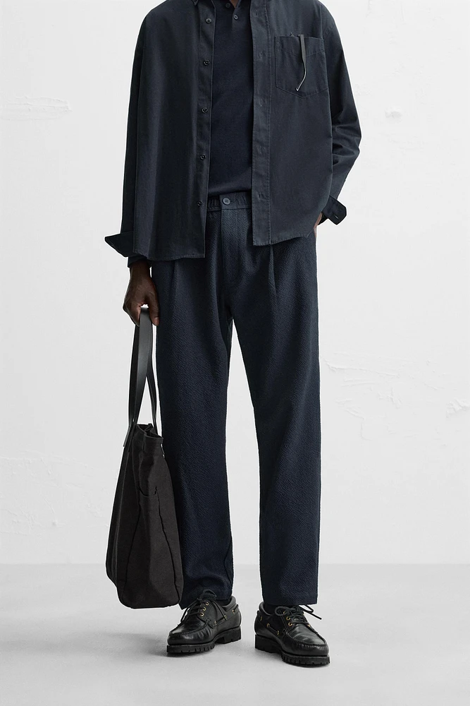 TEXTURED PLEATED PANTS