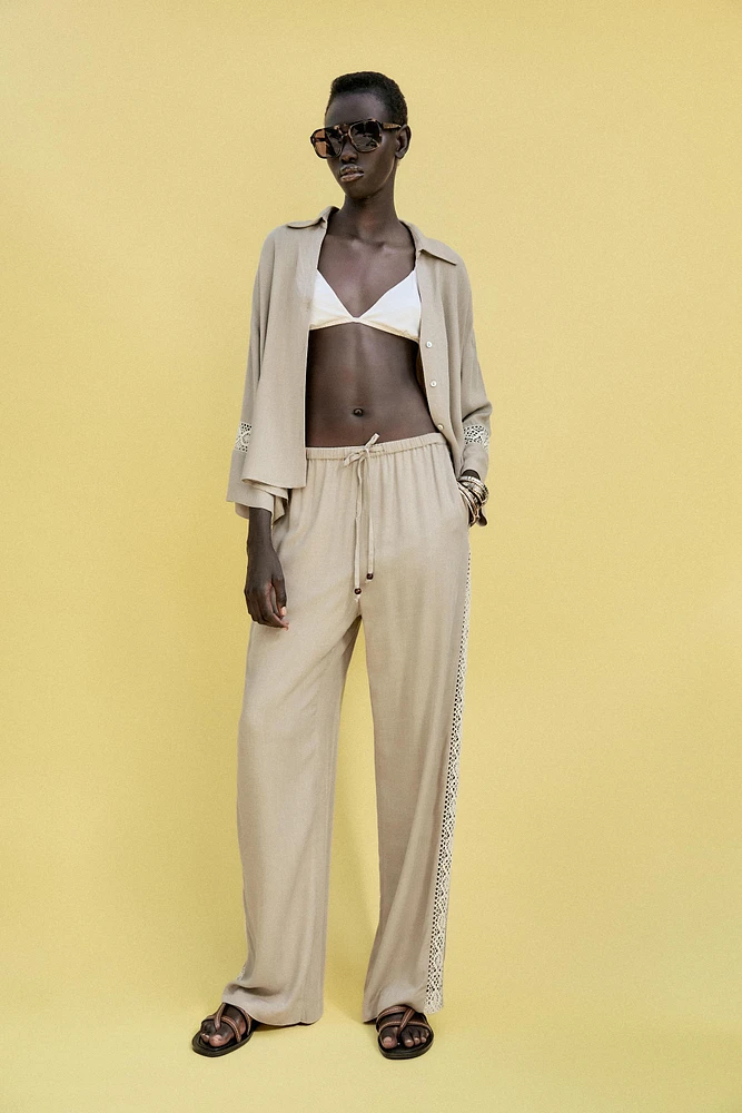 PANTALON LARGE BANDES LATÉRALES BRODÉES