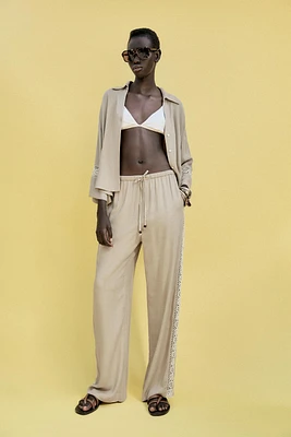 PANTALON LARGE BANDES LATÉRALES BRODÉES