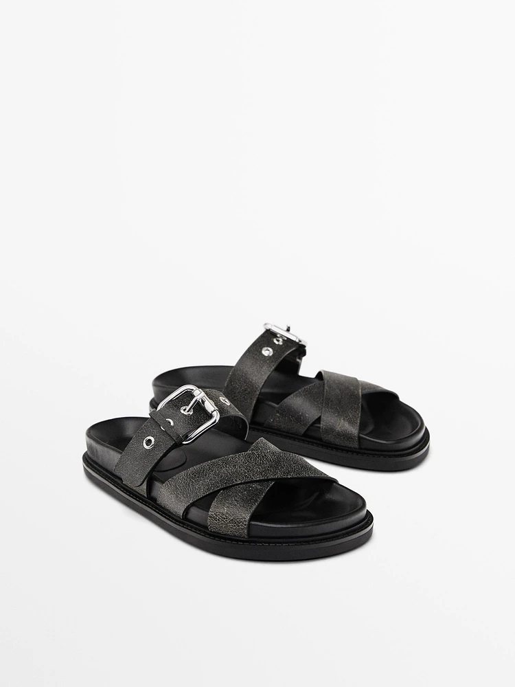 Sandales croisées en cuir craquelé