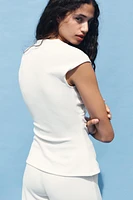 TOP À FERMOIR TEXTURÉ